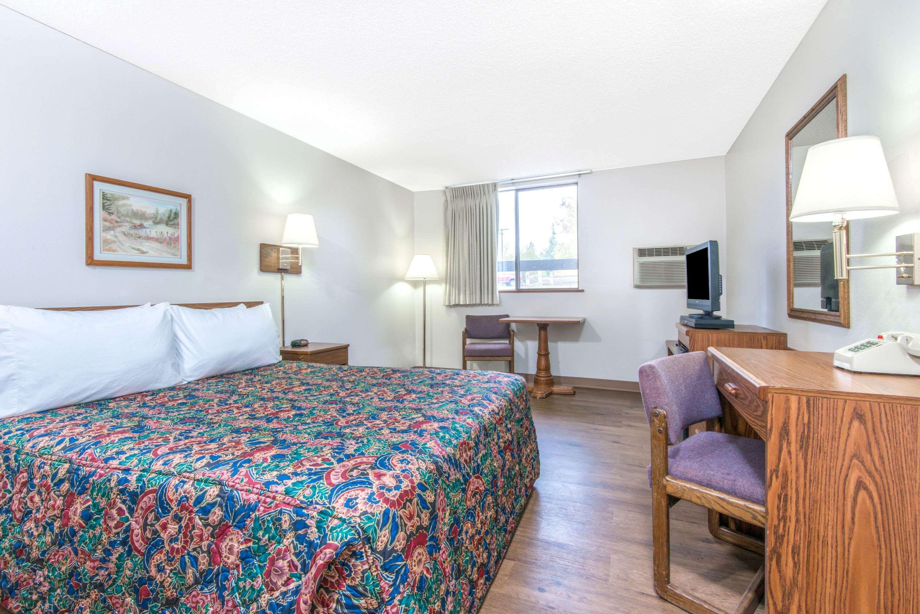 Super 8 By Wyndham Missoula/Brooks Street Hotel Ngoại thất bức ảnh